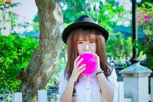 Ellie Min (trái) sở hữu gương mặt được nhận xét là có nhiều nét giống với nữ ca sỹ Khởi My.