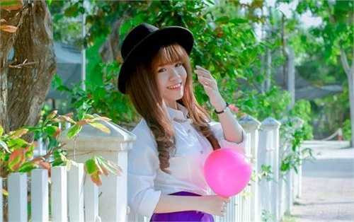 Không chỉ gương mặt có nhiều nét giống Khởi My, Ellie Min còn để kiểu tóc giống với nữ ca sĩ xinh đẹp này.