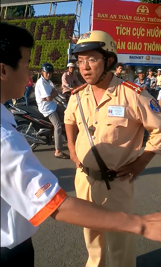Quay clip CSGT phát tán trên mạng, tài xế taxi bị đình chỉ việc?