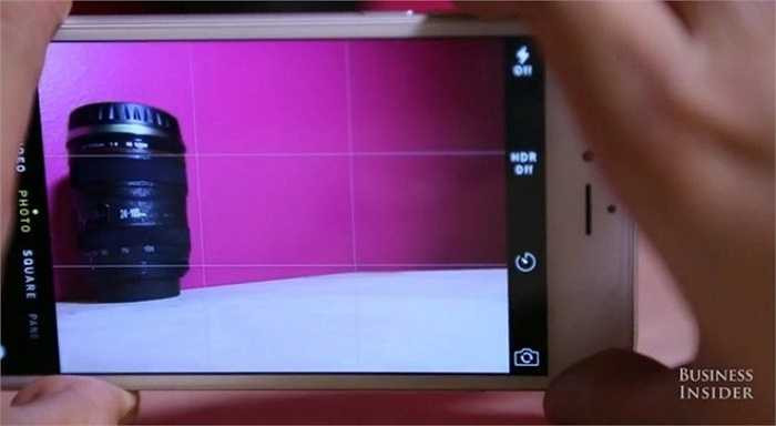 Bạn cũng có thể dùng nút âm lượng trên cạnh iPhone để chụp. Lúc này, nhờ cầm iPhone hai tay nên ảnh sẽ đỡ rung hơn. 