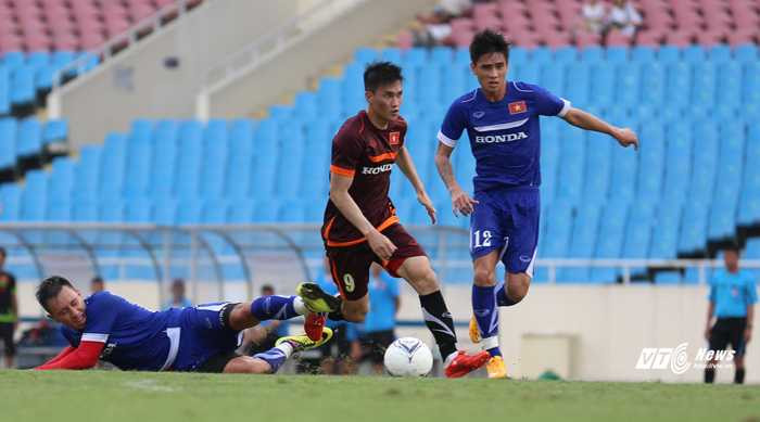 Công Vinh ghi bàn vào lưới U23 Việt Nam