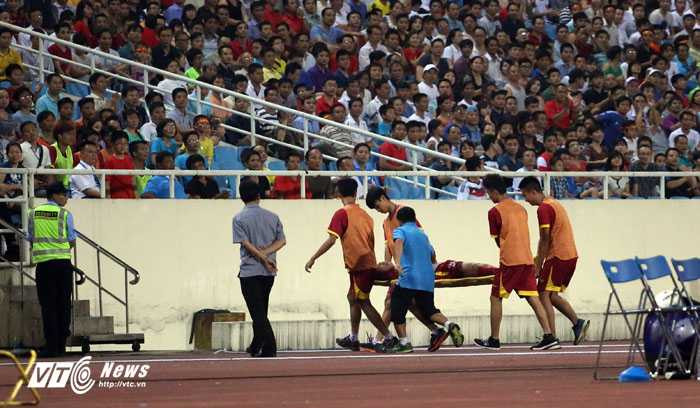 Phi Sơn rời sân bằng cáng