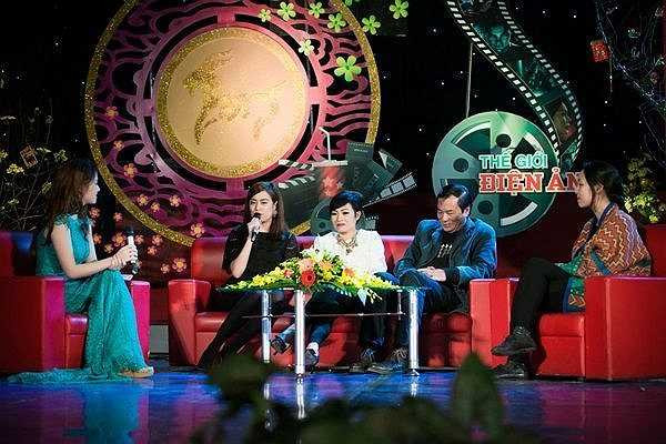 Xuất hiện trong một talkshow về điện ảnh, Hoàng Thùy Linh lựa chọn bộ váy ren màu đen kín đáo nhưng vẫn toát lên vẻ duyên dáng. Cô thẳng thắn chia sẻ những chuyện hậu trường thú vị.
