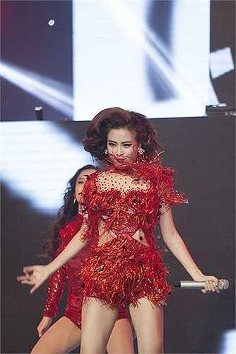 Gần 8 năm sau scandal, Hoàng Thùy Linh mới chính thức trở lại trên sóng truyền hình quốc gia. Nữ ca sỹ có màn biểu diễn nóng bỏng và sôi động trong chương trình chung kết The Remix mùa giải đầu tiên. Với vai trò khách mời, Hoàng Thùy Linh thể hiện lại ca khúc Just You của nữ nhạc sỹ Phương Uyên.