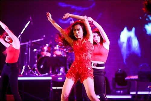 Hoàng Thùy Linh chọn cho mình bộ váy ren màu đỏ tươi trẻ trung và gợi cảm.