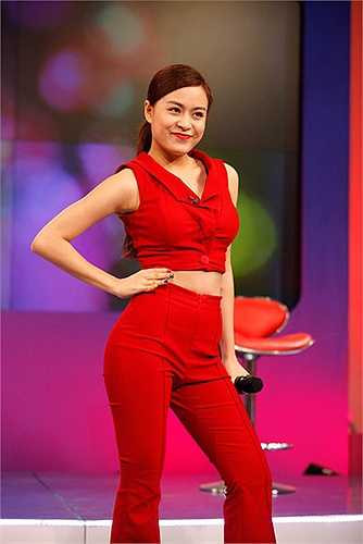 Tháng 4 năm 2014, hai tiết mục đặc sắc trong Bữa trưa vui vẻ là món quà Linh tặng cho khán giả truyền hình. Nữ ca sỹ thể hiện hai bản hit quen thuộc Chạy trốn và Rung động, kết hợp cùng DJ Minh Trí.