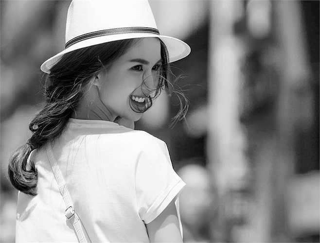 Ngược lại, người đẹp thường đăng tải những tấm hình street style tự nhiên, thoải mái.