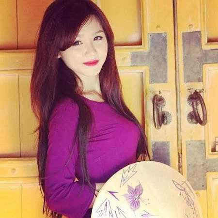 Đặng Thị Ngân (1995) sinh ra và lớn lên ở Nghĩa Tân - Hà Nội.