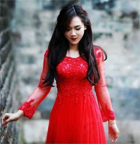 Ngân hiện là sinh viên năm thứ hai, lớp Báo ảnh K33, Học viện Báo chí và Tuyên truyền. 