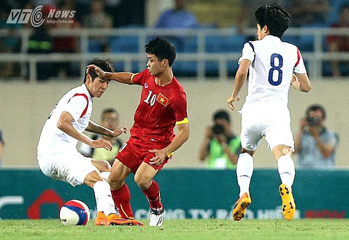 Công Phượng cũng có một số tình huống đi bóng nhưng bị bắt bài. (Ảnh: Quang Minh)