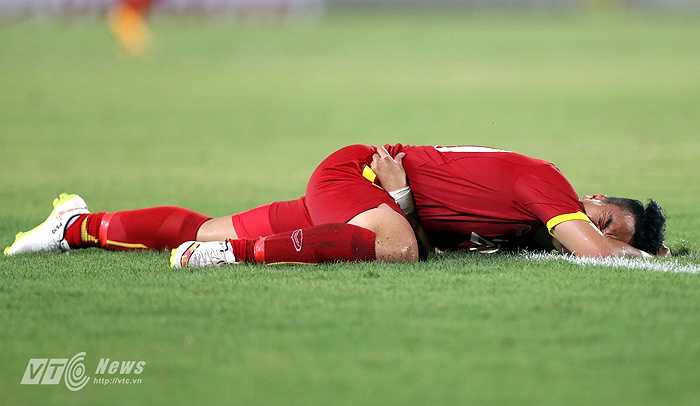 ... phút 43' Phi Sơn đã phải nằm sân sau một tình huống va chạm. (Ảnh: Quang Minh)