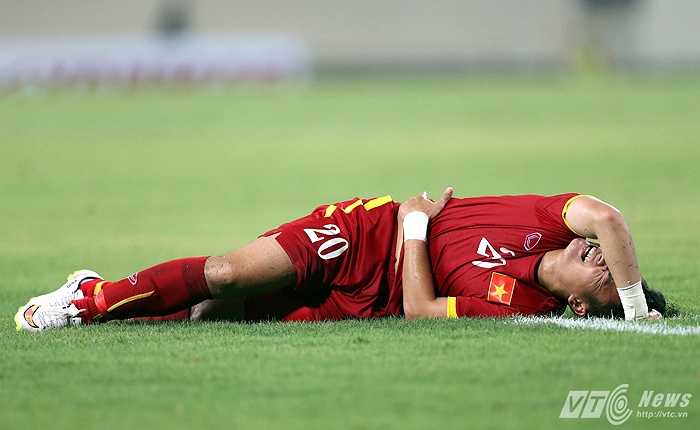 Phi Sơn tỏ ra đau đớn. (Ảnh: Quang Minh)