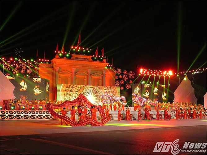 Tối qua (9/5)- chương trình nghệ thuật chào mừng kỷ niệm 60 năm giải phóng Hải Phòng và Lễ hội Hoa phượng đỏ - Hải Phòng năm 2015 diễn ra tại quảng trường Nhà hát thành phố Hải Phòng, Mở đầu là màn trống hội, múa rồng rộn rã thể hiện khí thế hào hùng của thành phố Cảng 60 năm anh dũng chiếu đấu, xây dựng và phát triển.