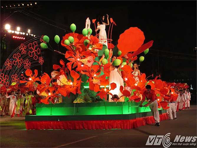 Hoa phượng đỏ, một loài hoa đặc trưng, được lấy làm biểu trưng của Thành phố.