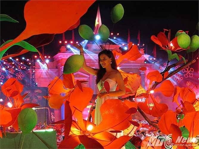 Thiếu nữ Hải Phòng bên nhành hoa phượng đỏ