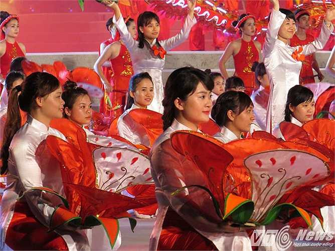 Tiếp sau chương trình diễu hành carnival là chương trình nghệ thuật Lễ hội Hoa phượng đỏ lần thứ 4 - Hải Phòng 2015 với chủ đề 'Hải Phòng - Bản hùng ca 60 năm'