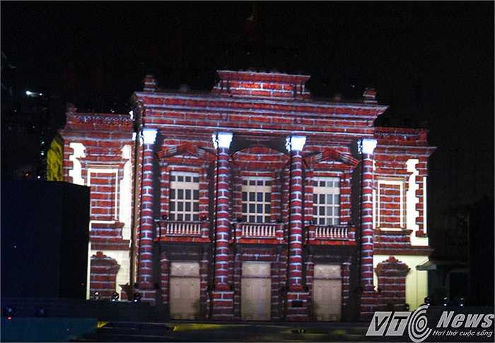 Chương 'Dấu ấn lịch sử', được trình chiếu bằng công nghệ 3D ngay phía trước Nhà hát Thành phố - Một di tích lịch sử đã được xếp hạng.