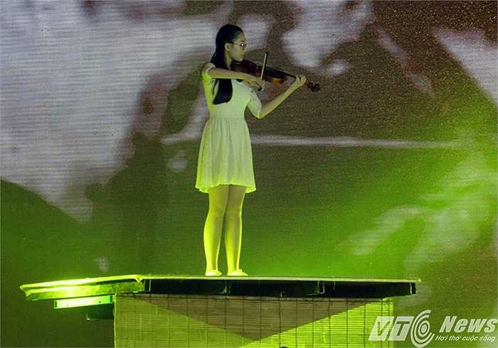 Một tiết mục biểu diễn nghệ thuật trong chương 'Lửa và hoa'