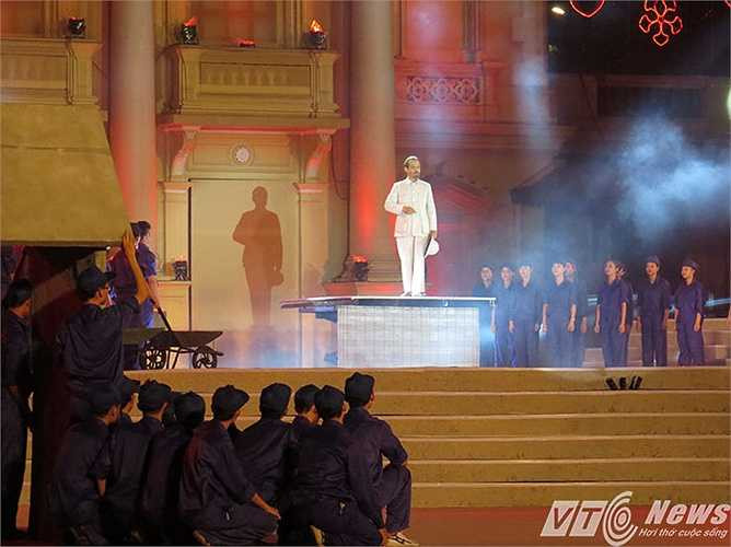 Hoạt cảnh Bác Hồ kính yêu về thăm thành phố Cảng, một lần nữa người dân thành phố lại được nghe lại những lời căn dặn của Người.