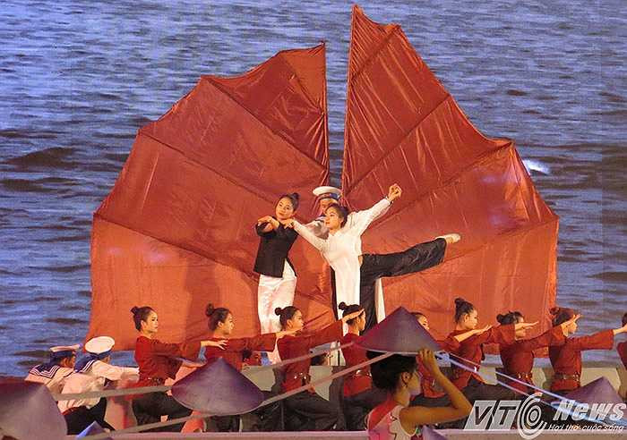 Hoạt cảnh tái hiện về con đường Hồ Chí Minh trên biển, xuất phát từ bên K15 Đồ Sơn - Hải Phòng, vận chuyển vũ khí cho chiến trường miền Nam