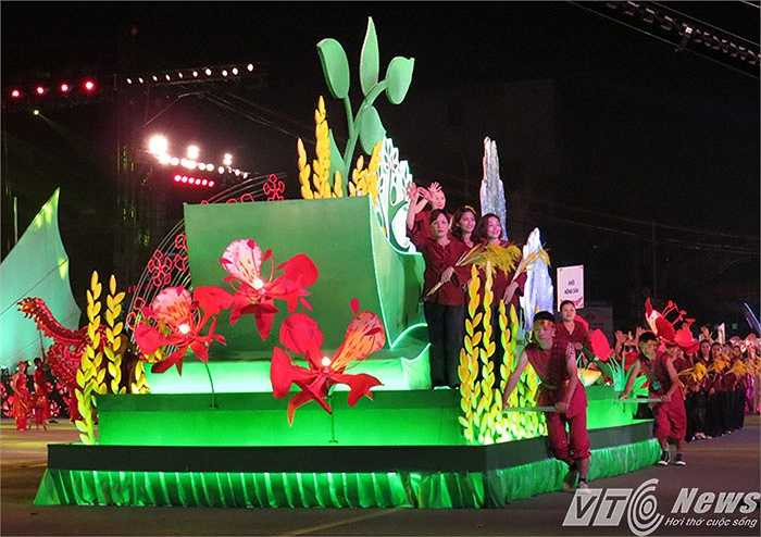 Xe mô hình của khối nông dân thành phố Cảng, với phương châm: 'Thóc không thiếu một cân, quân không thiếu một người'.