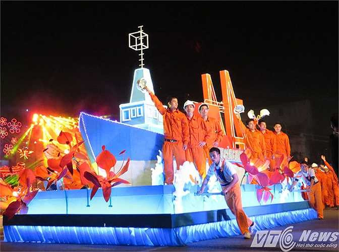 Khối công nhân Cảng Hải Phòng, ngành kinh tế mũi nhọn, đóng góp tích cực vào sự phát triển của TP Hải Phòng nói riêng và cả nước nói chung.