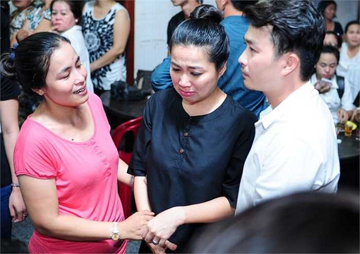 Không ai cầm được nước mắt khi đến dự tang lễ của Duy Nhân. Chàng trai hiền lành, chất phác trút hơi thở cuối cùng ở tuổi 29 sau vài tháng ngắn ngủi được đeo lên tay chiếc nhẫn cưới.