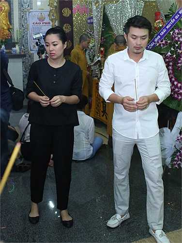 Vợ chồng Lê Khánh có mặt từ sớm, thắp cho Duy Nhân nén nhang tưởng nhớ.