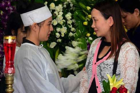 Kiều Oanh không rơi giọt nước mắt nào trong suốt đám tang.