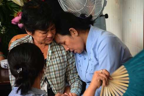 Mẹ Duy Nhân liên tục ngất xỉu.