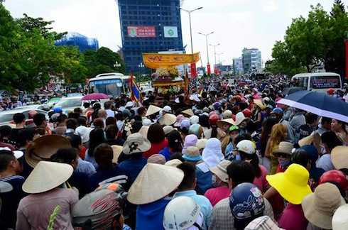 Người dân đội nắng đến dự đám tang của nam người mẫu.