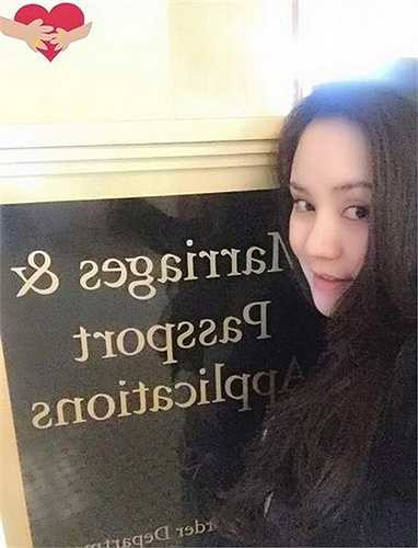 Trước đó, cô chỉ đăng ảnh nửa người trên. Một số nguồn tin tiết lộ giọng ca Đồng xanh hạ sinh bé trai. Hôm 6/5, bà mẹ trẻ khoe bức ảnh đi đăng ký kết hôn ở Mỹ với bạn trai.