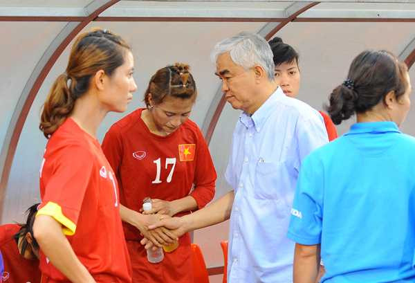 Chủ tịch VFF xuống sân động viên các cầu thủ