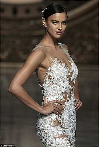 Irina Shayk xuất hiện đầy quyến rũ trên sàn catwalk ở Barcelona Bridal Week 2015.