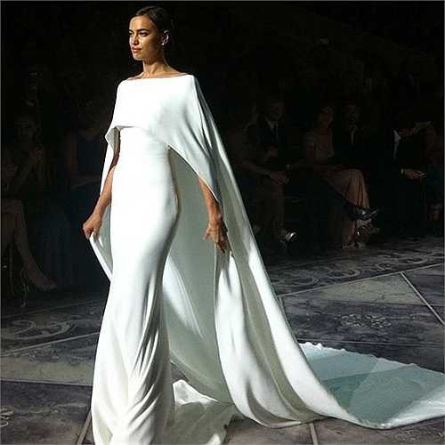 Người đẹp 29 tuổi nhận được nhiều lời khen ngợi từ phía các fan khi chia sẻ những hình ảnh này lên trang cá nhân. 'Đẹp quá', 'Sexy' hay 'Thật lộng lẫy'...là những lời mà đa số các fan dành tặng Irina.