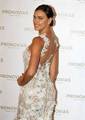 Irina tạo dáng khoe lưng và vòng ba bên lề sự kiện.