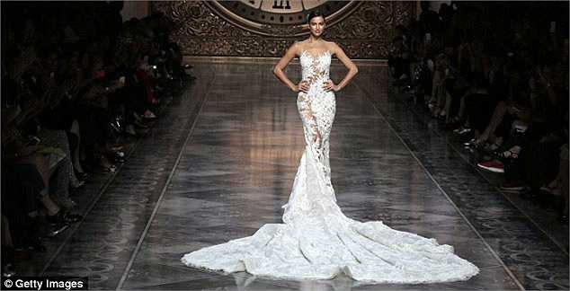 Siêu mẫu người Nga tự tin sải bước catwalk với chiếc váy cưới của nhãn Pronovias.