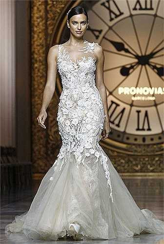 Đây là mẫu váy cưới nằm trong bộ sưu tập Atelier Pronovias 2016 của Pronovias.