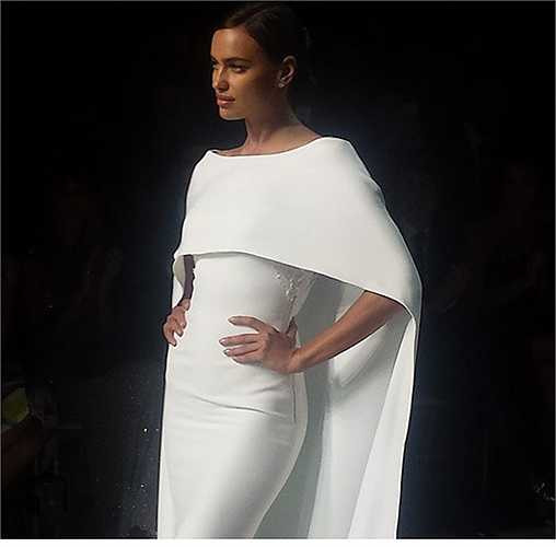 Irina trình diễn một mẫu váy cưới khác của Pronovias.