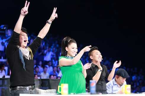 Bốn giám khảo phấn khích với phần thi của các thí sinh.