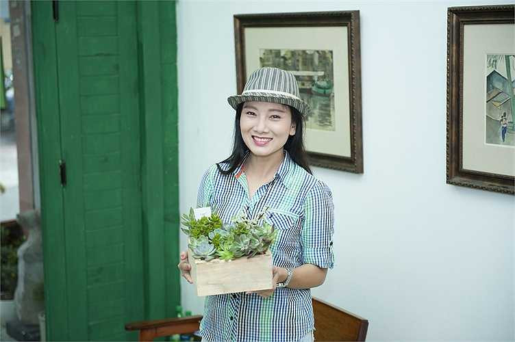 NSƯT Mỹ Uyên mua một chậu cây về để trang trí nhà cửa.
