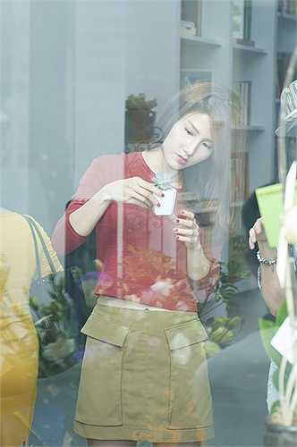 Cô cho biết: 'Đây thực sự là không gian đọc thơ mộng dành cho những người yêu mến sách. Bạn có thể tìm thấy nhiều cuốn sách mới xuất bản cũng như các cuốn sách cũ lưu dấu ấn của thời xa xưa.'