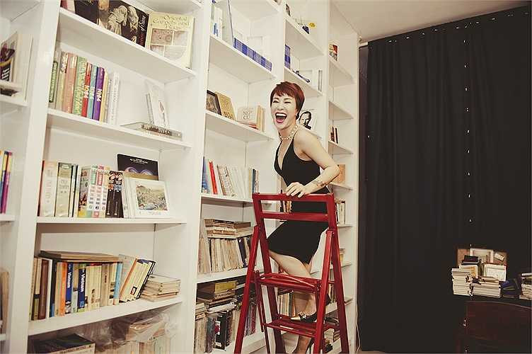 Người đẹp rất khoái chí với chiếc thang lấy sách đặc biệt, hiếm đâu có của 'chiếc tổ ấm áp dành cho người yêu sách' này.