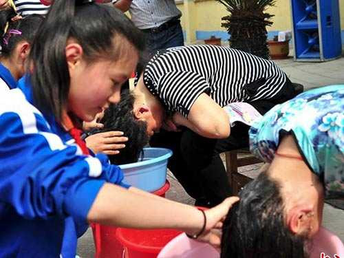 Xúc động hình ảnh học sinh tiểu học gội đầu cho mẹ