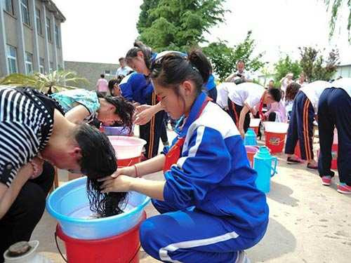 Xúc động hình ảnh học sinh tiểu học gội đầu cho mẹ