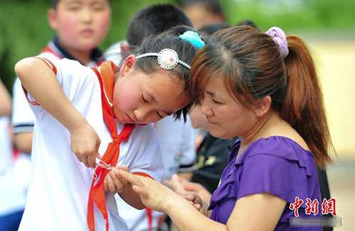 Xúc động hình ảnh học sinh tiểu học gội đầu cho mẹ