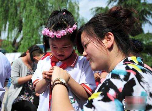 Xúc động hình ảnh học sinh tiểu học gội đầu cho mẹ