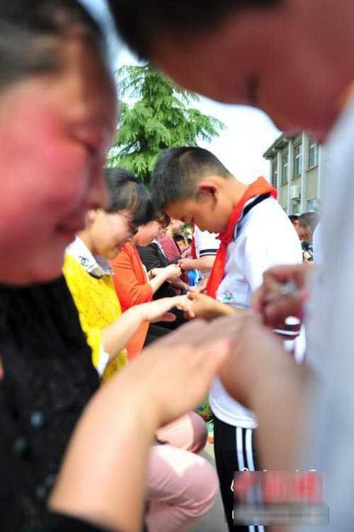 Xúc động hình ảnh học sinh tiểu học gội đầu cho mẹ