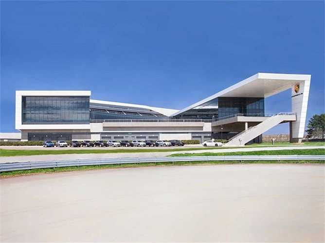 Trụ sở của Porsche Bắc Mỹ đặt ở Atlanta từ năm 1998. Mới đây trụ sở mới với chi phí xây dựng lên đến 100 triệu USD đã hoàn thành.