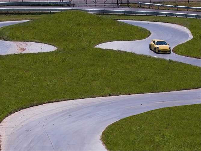 Bên trong có đường đua tốc độ cao dài hơn 2,5km